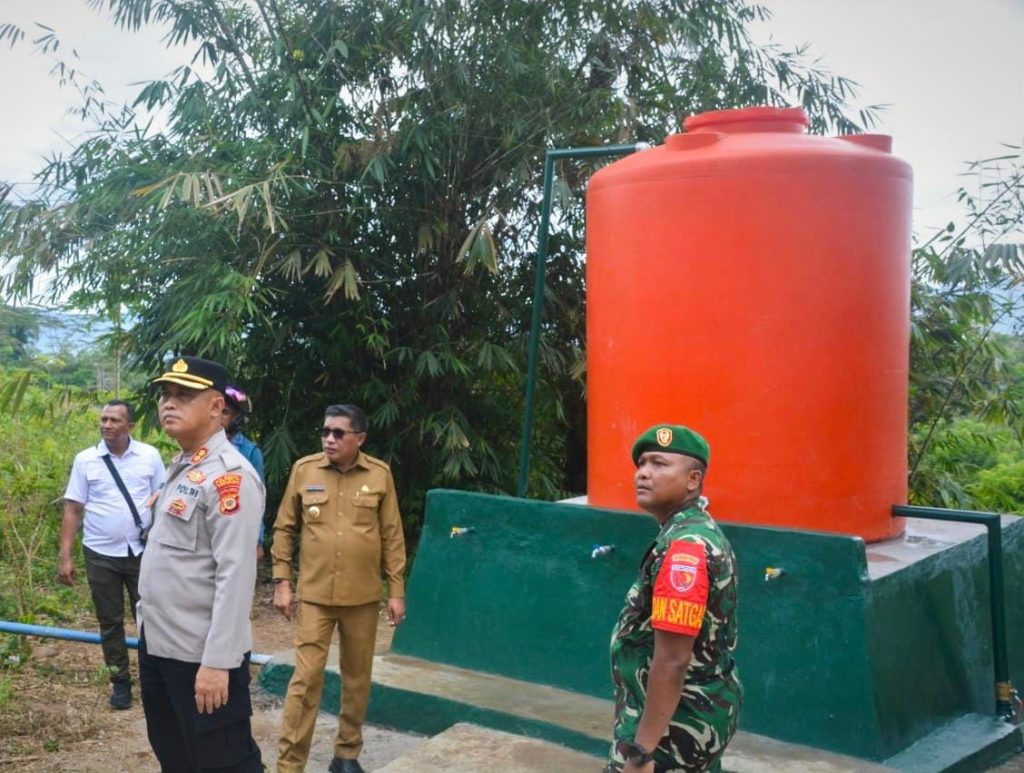 foto walikota ambon bersama TNI-TMMD Ke-126 Kodim 1504/Ambon turun tinjau lokasi air bersi