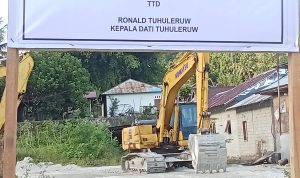 Foto Papan Larangan Aktifitas tambang pasir Hative Besar yang dipasang oleh Keluarga Tuhuleruw