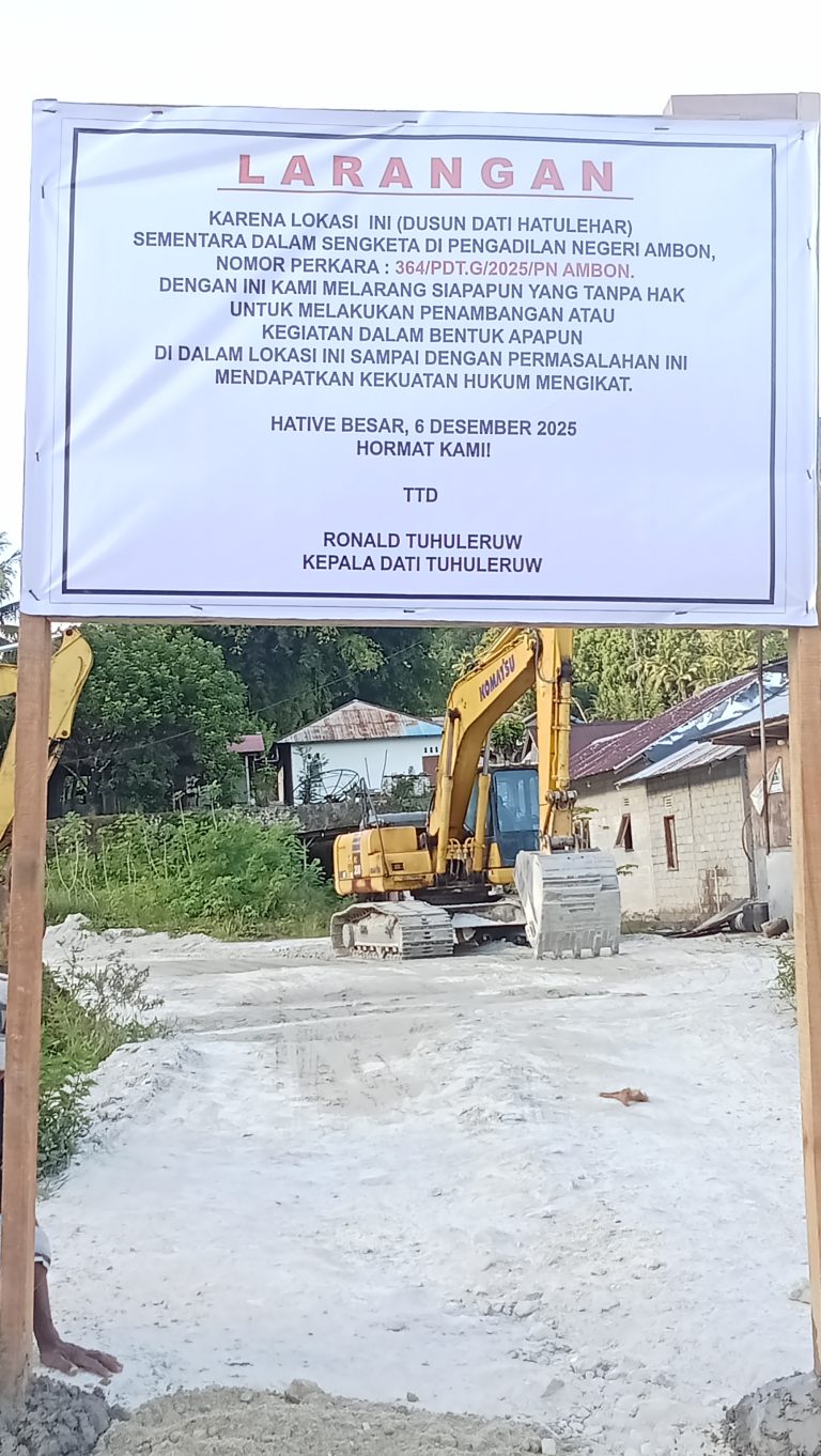 Foto Papan Larangan Aktifitas tambang pasir Hative Besar yang dipasang oleh Keluarga Tuhuleruw