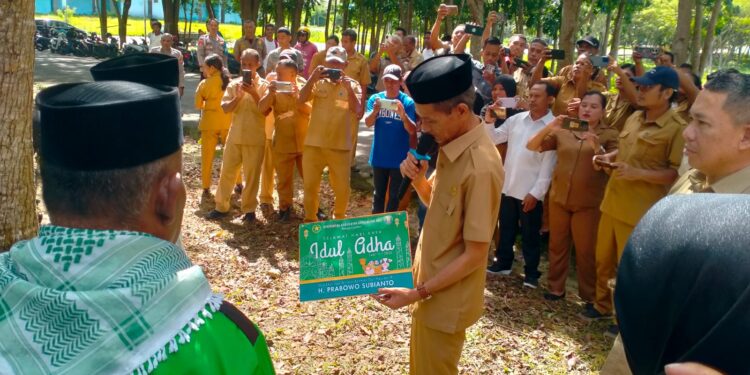 Penyerahan-hewan-Kurban-oleh-Wakil-Bupati-Aru-Mohamad-Djumpa-750x375