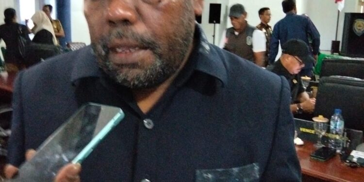 Wakil-Ketua-DPRD-Aru-Udin-Belsigaway-750x375
