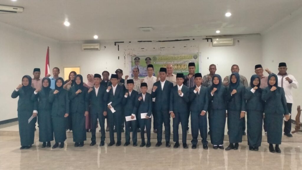 Bupati-Timotius-Kaidel-Wakil-Bupati-Mohamad-Djumpa-dan-peserta-MTQ-tingkat-Provinsi-Maluku-asal-Aru-1024x576