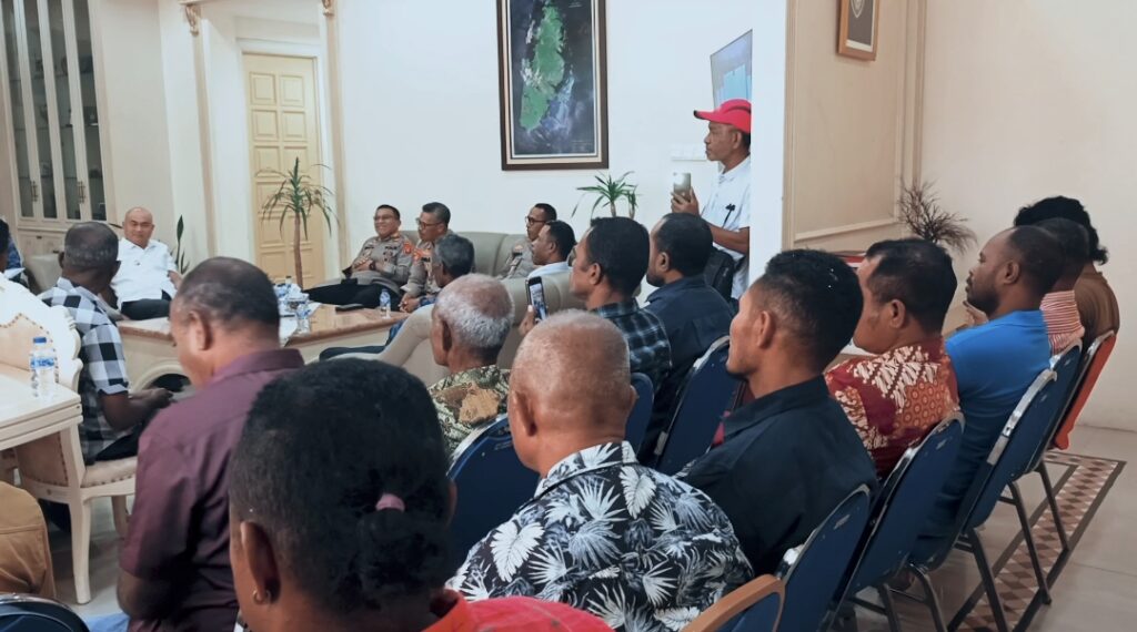Pertemuan-Bupati-Aru-Timotius-Kaidel--1024x570