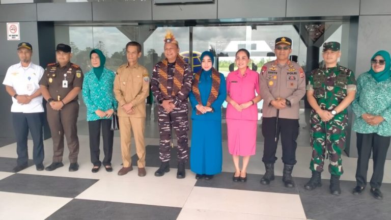 Wakil-Bupati-Aru-dan-Forkopimda-menjemput-Danlanal-Aru-baru-1024x576