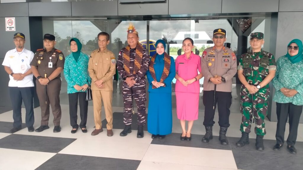 Wakil-Bupati-Aru-dan-Forkopimda-menjemput-Danlanal-Aru-baru-1024x576